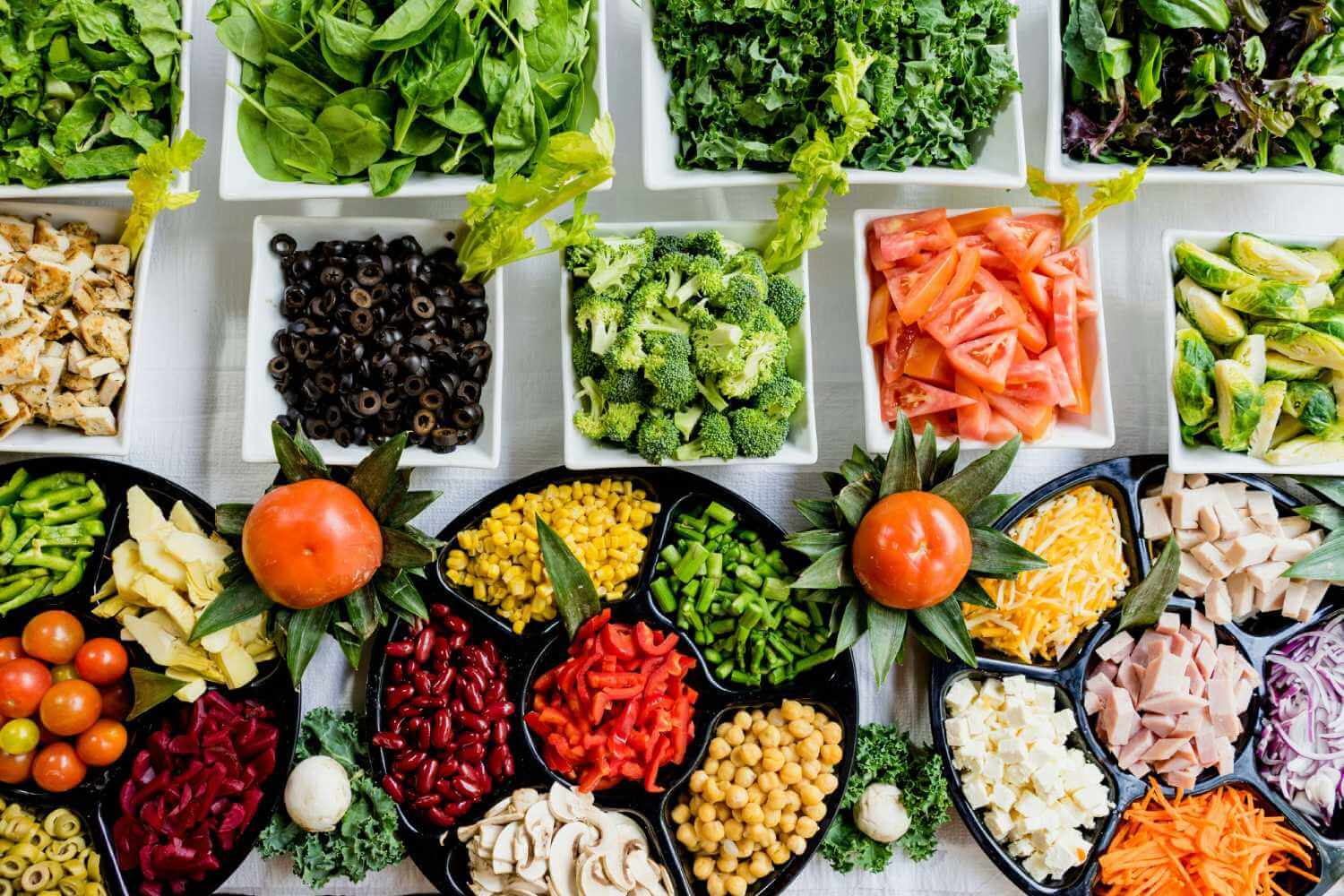 Sélection variée de légumes et d’aliments frais